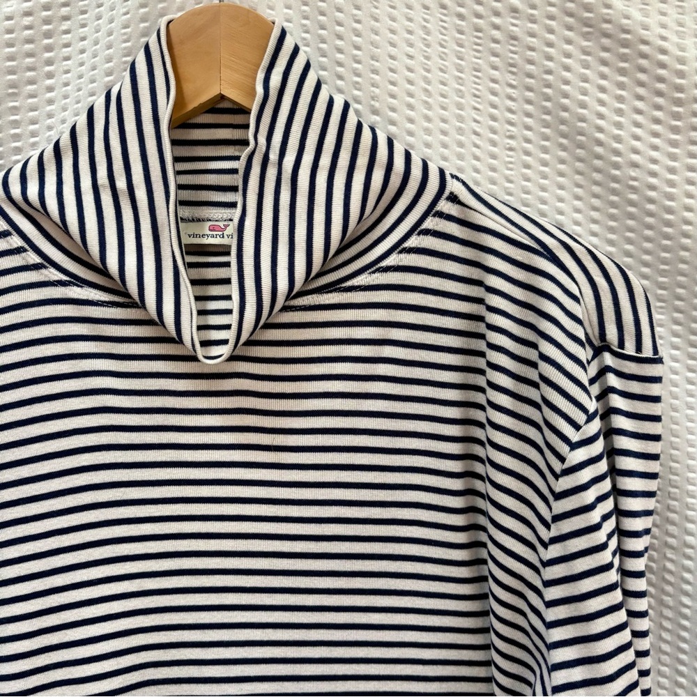 Vineyard Vines Navy and White Striped Turtleneck XL